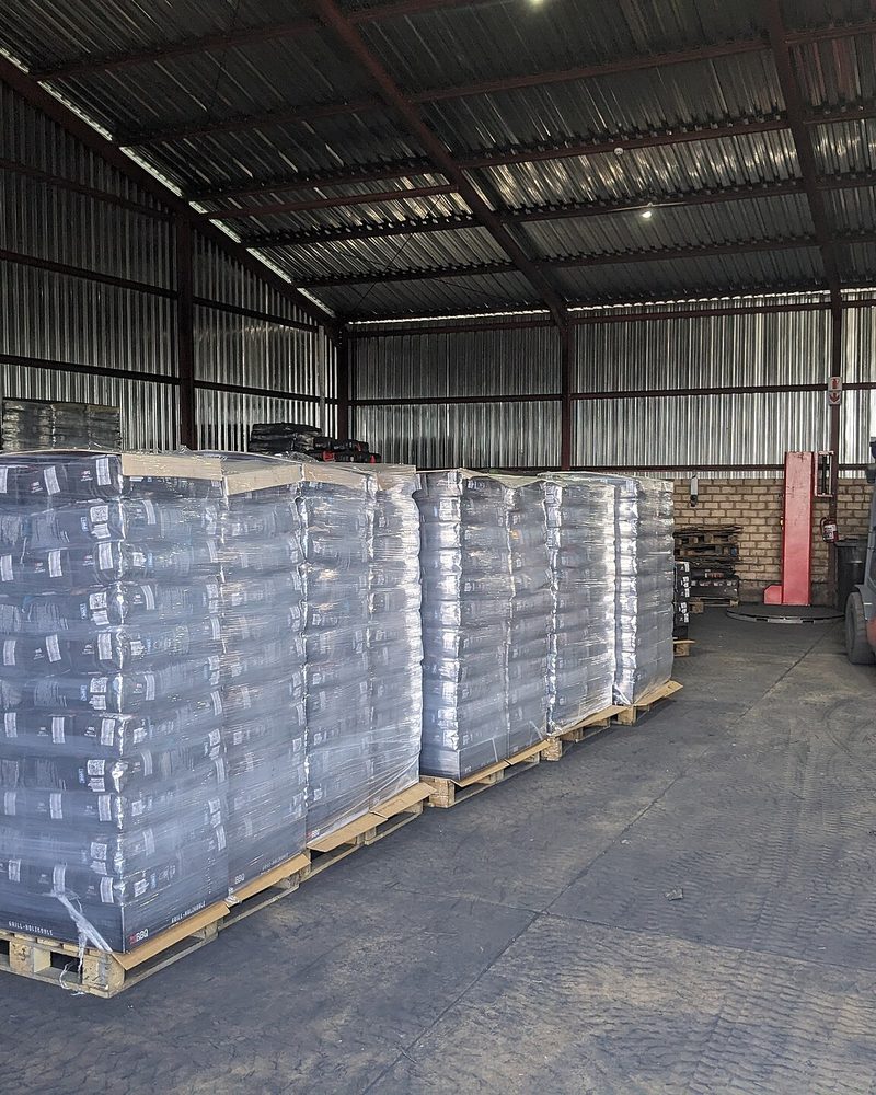 Distribution warehouse with palletised stock
